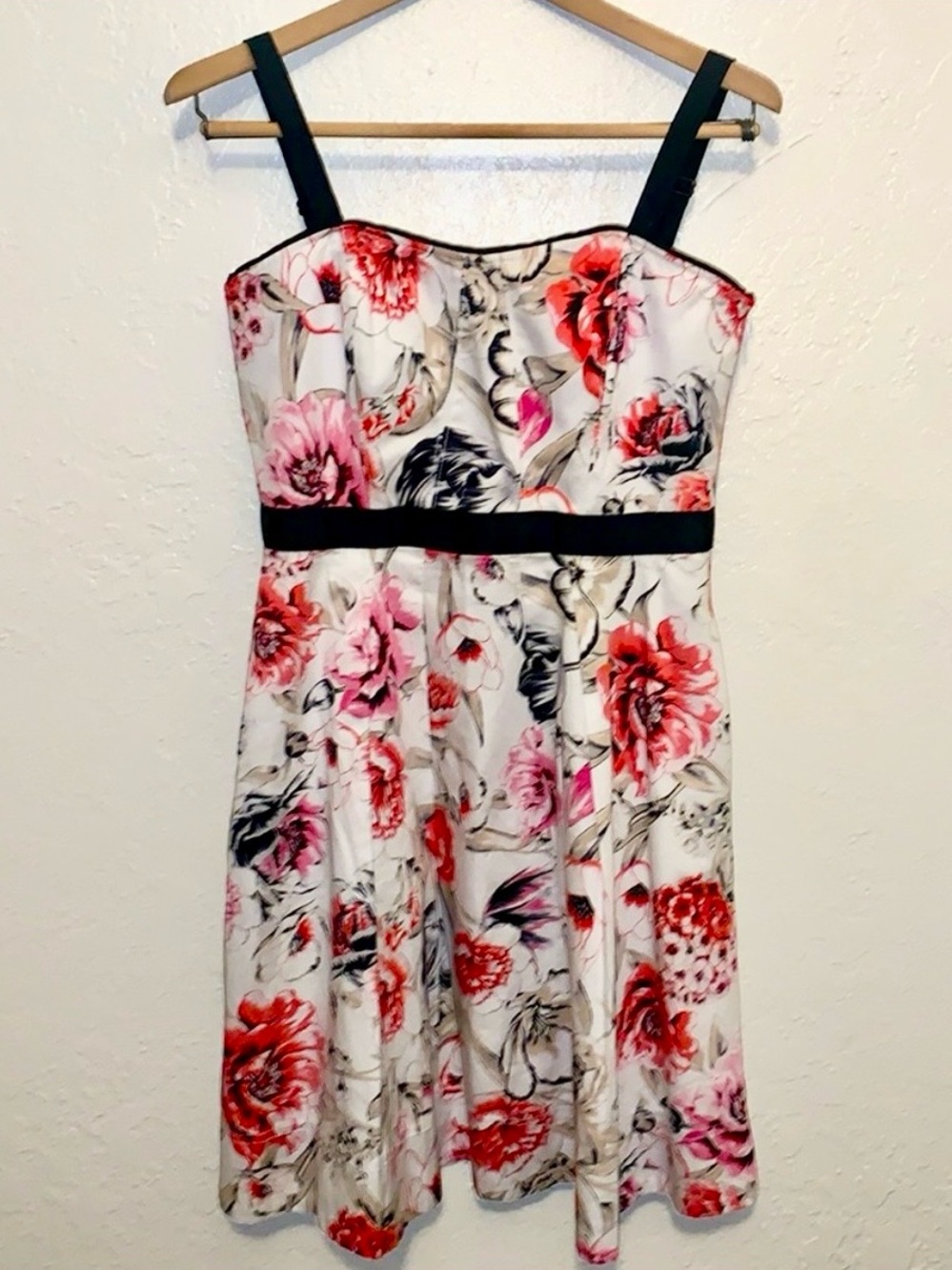 White House Black Market Floral Dress Fit and Flare Sweetheart Size 6
